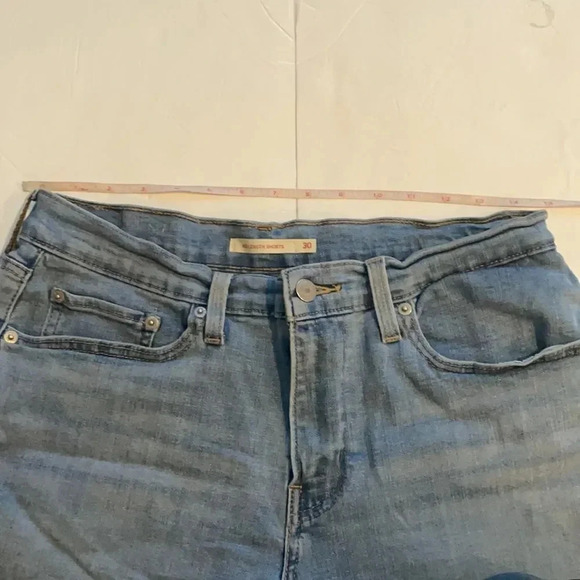 Levi’s mid length jean shorts Cuffed Light to medium wash Women’s size 30 - Picture 6 of 12